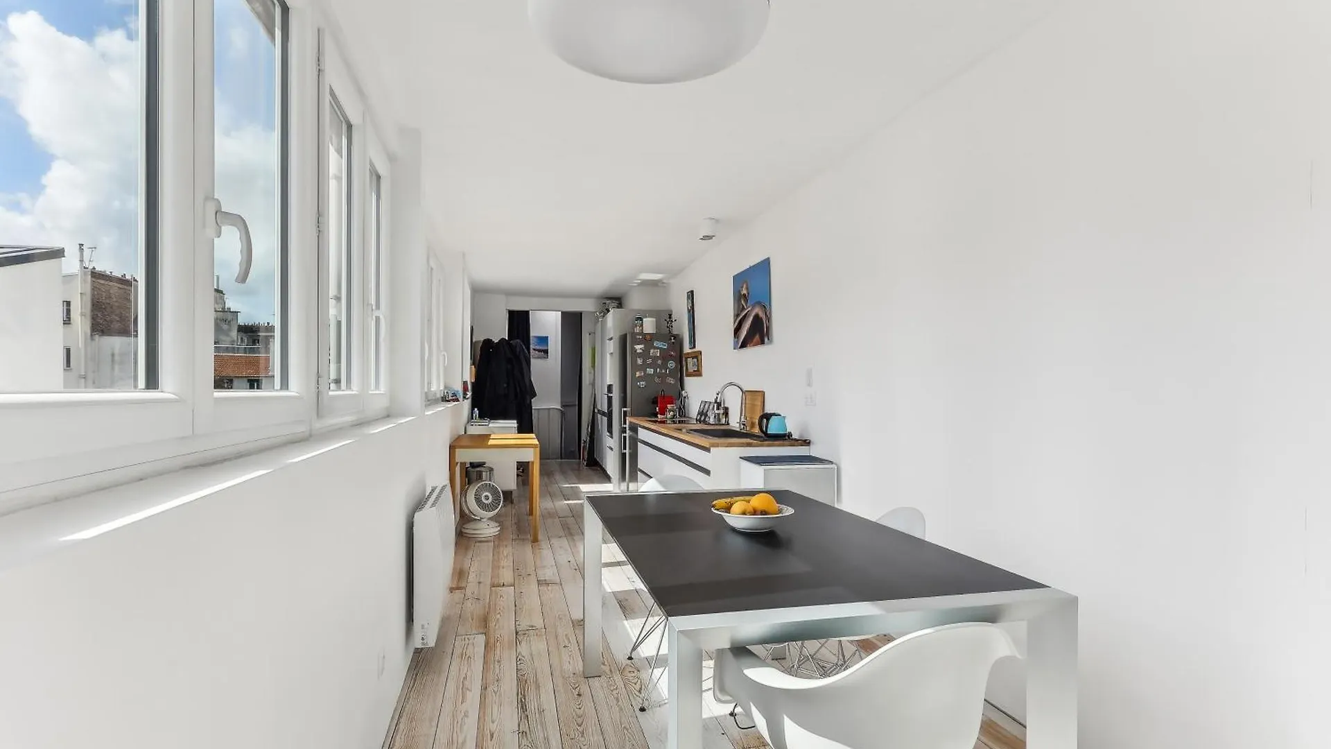 Ancien Atelier Atypique Tres Lumineux By Weekome Paris France